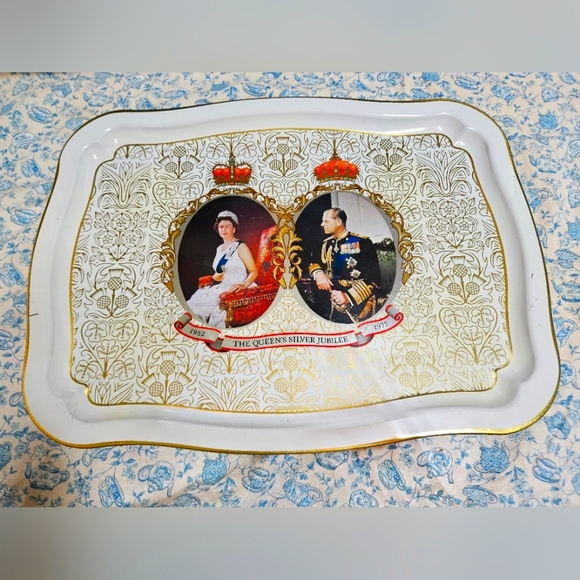 Queen Elizabeth Silver Jubilee Trays - Picture 1 of 2